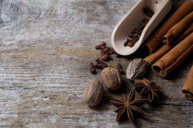 Ahşap arkaplanda baharatlar. 