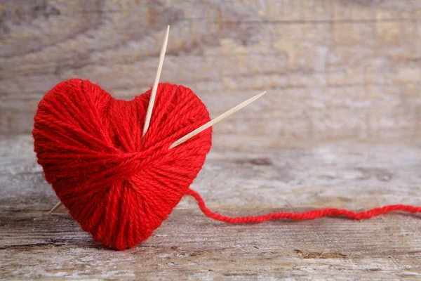 Heart-shaped ball of yarn — Stock Photo, Image