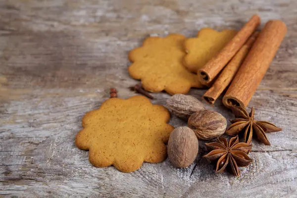 Biscoito com especiarias em fundo de madeira — Fotografia de Stock