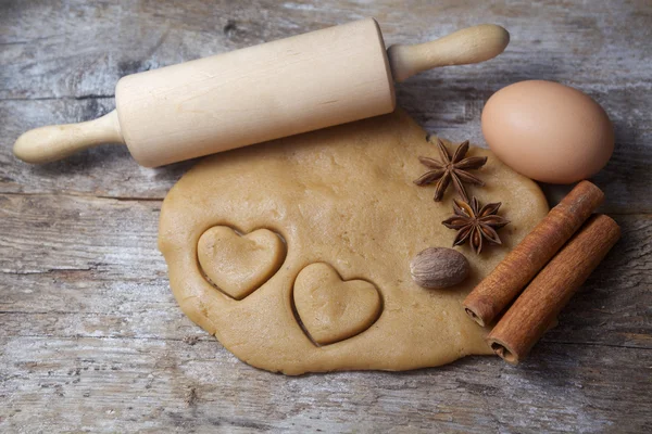 Pâte à biscuits aux épices et outils — Photo
