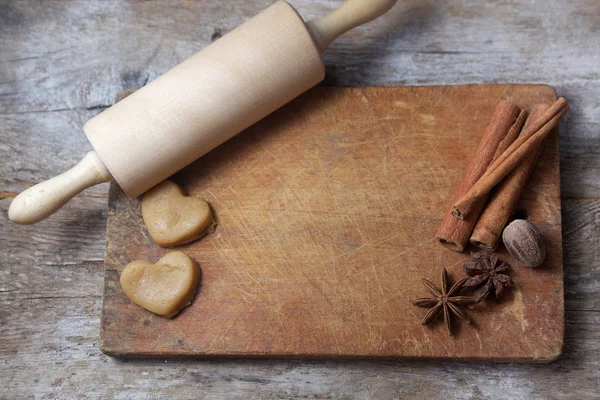 Massa de biscoito com especiarias e ferramentas — Fotografia de Stock