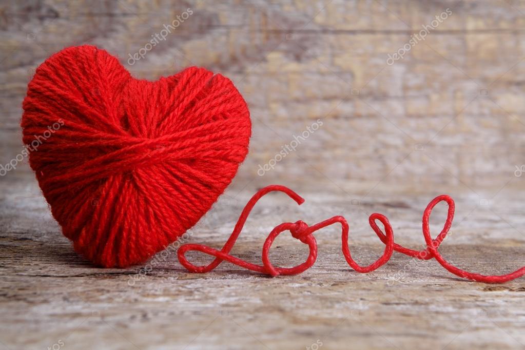 Heartshaped ball of yarn, with words of love thread — Stock Photo