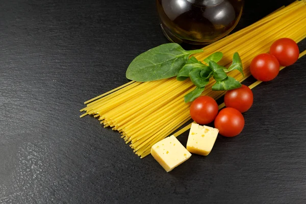 Macarrão com ingredientes preparação — Fotografia de Stock