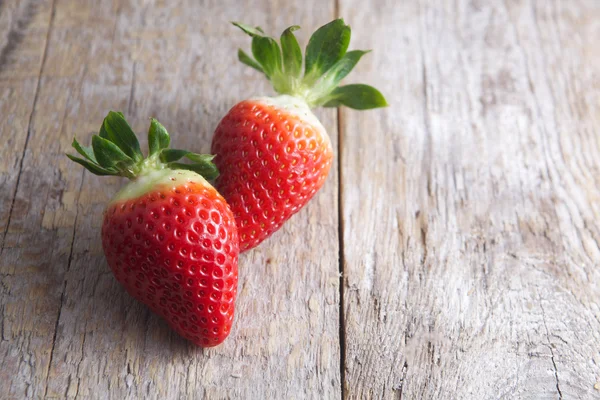 Aardbei op hout — Stockfoto