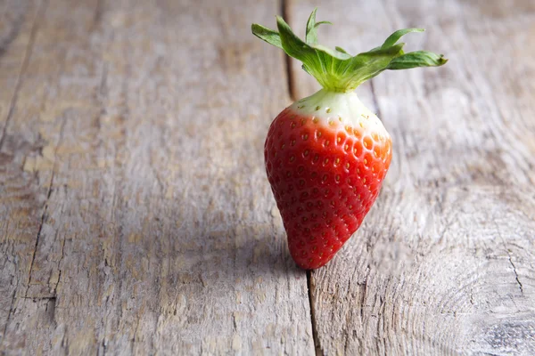 Aardbei op hout — Stockfoto