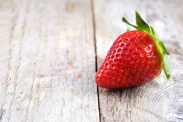 Aardbei op hout — Stockfoto