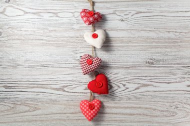 Kalp şeklinde dekorasyon ahşap arka plan üzerinde