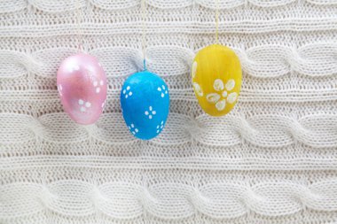 Örme arka plan üzerinde asılı Esater yumurta