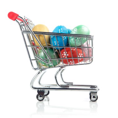 alışveriş sepeti ile Paskalya yumurtaları