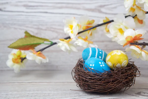 Osterdekoration. Eier in Nestern auf hölzernem Hintergrund — Stockfoto