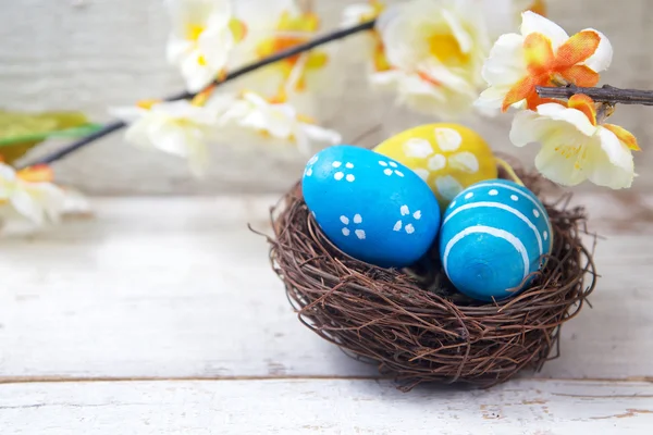 Osterdekoration. Eier in Nestern auf hölzernem Hintergrund — Stockfoto