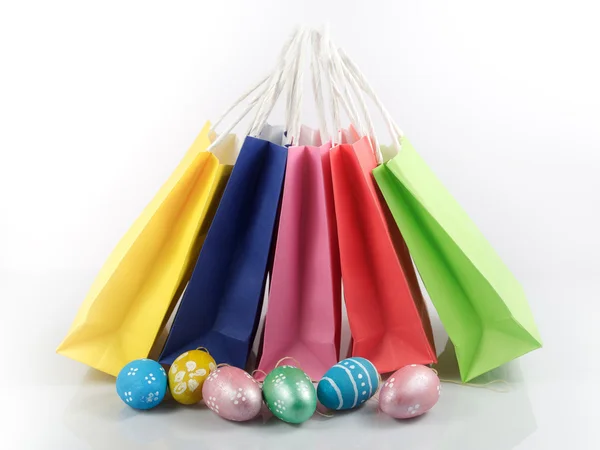 Carrinho de compras com ovos de Páscoa — Fotografia de Stock