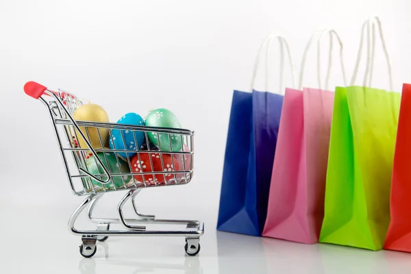 Carrinho de compras com ovos de Páscoa — Fotografia de Stock