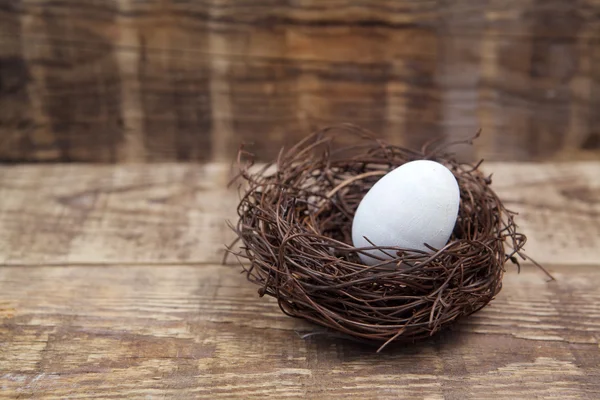 Osterdekoration. Eier in Nestern auf hölzernem Hintergrund — Stockfoto