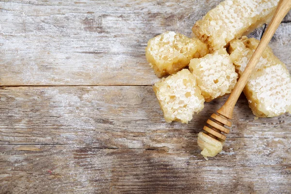 Honig mit Wabe auf Holztisch — Stockfoto