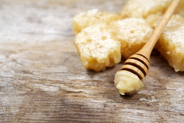 Honig mit Wabe auf Holztisch — Stockfoto