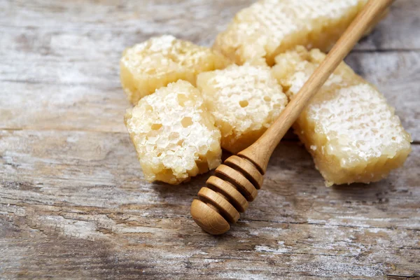 Honig mit Wabe auf Holztisch — Stockfoto