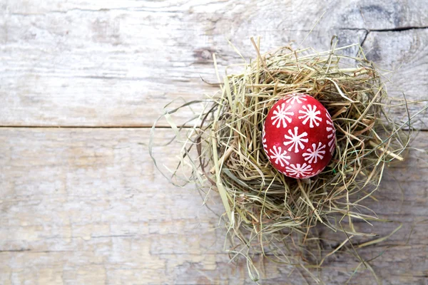 Decorazioni pasquali. Uova in nidi su fondo di legno — Foto Stock