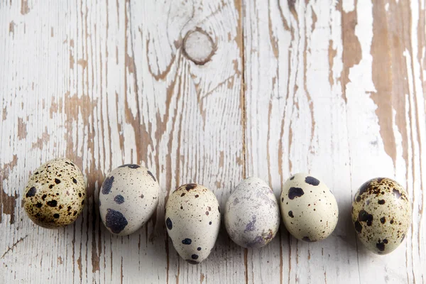 Osterdekoration. Eier in Nestern auf hölzernem Hintergrund — Stockfoto