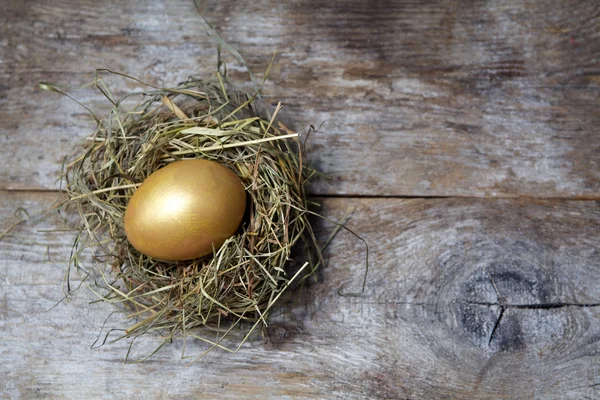 复活节装饰。木制背景鸟巢中的蛋 — 图库照片