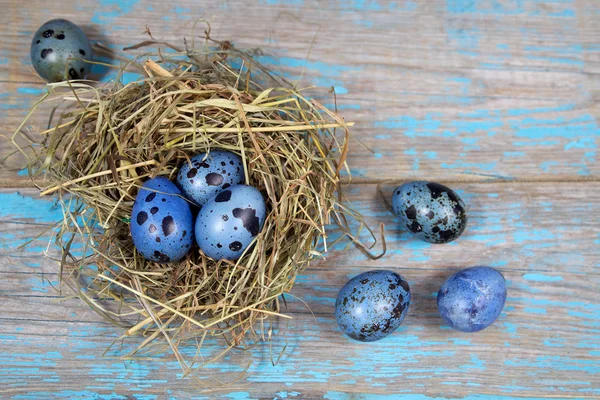 复活节装饰品。鸡蛋在木制的背景 — 图库照片