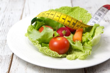 Ölçü bandıyla yeşil salata 