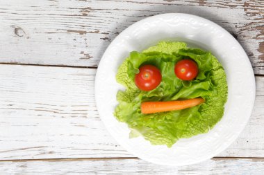 ahşap masa üzerinde yeşil salata