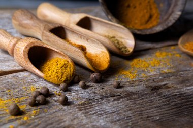 Ahşap arkaplanda baharatlar