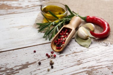 Ahşap arkaplanda baharatlar