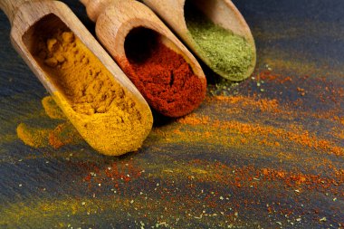 siyah arka plan üzerine baharat