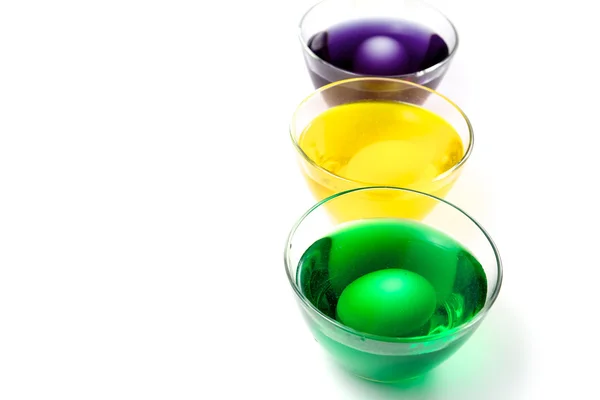 Huevos en vasos de pintura — Foto de Stock
