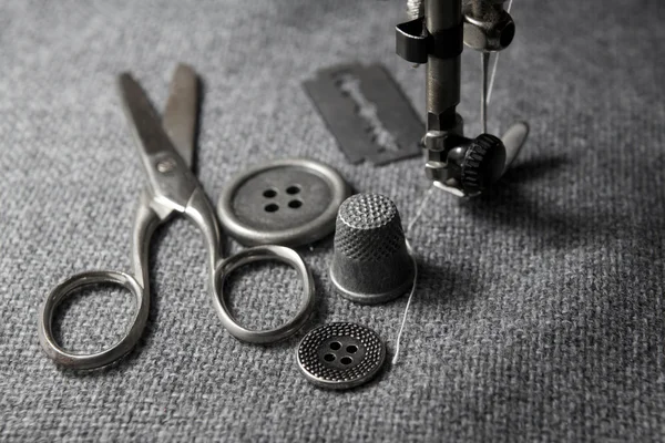 Máquina de coser con herramientas —  Fotos de Stock