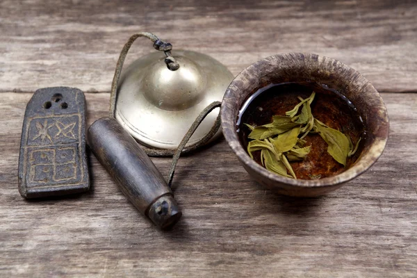 Buddhistische Vorräte mit einer Tasse Zen-Tee — Stockfoto