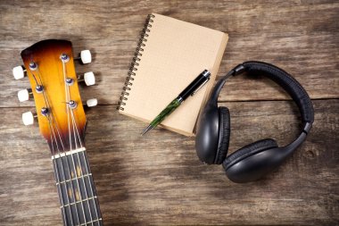 kulaklık gitar defter kalem