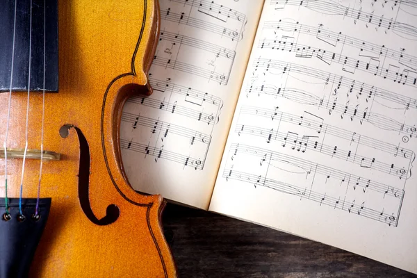 Viola vintage na partitura — Fotografia de Stock