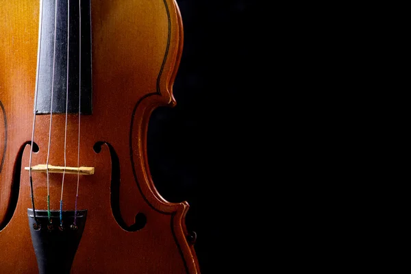 Fechar de um violino isolado em preto — Fotografia de Stock