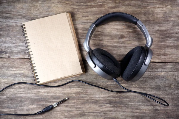 Vintage Headphones and paper note on wood — Stock Photo, Image