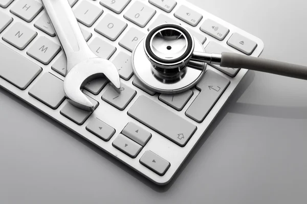 Spanners en el teclado del ordenador — Foto de Stock