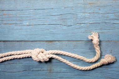 ahşap zemin üzerinde deniz düğüm