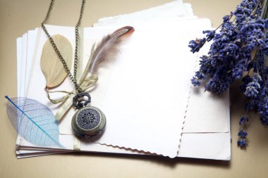 Eski aksesuarları ve posta kartları