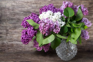 Bir vazo içinde Lila bahar buket