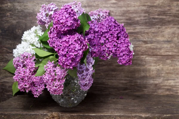 Аромат лиловых весенних цветов в вазе — стоковое фото