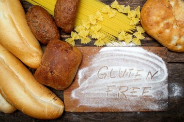 ahşap üzerine ekmek ile gluten ücretsiz kelime 