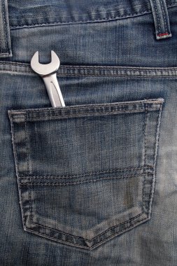 arka kot pantolon cebinde anahtarı