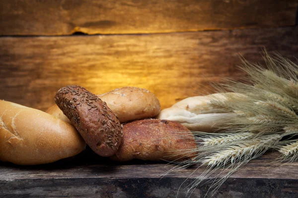 Friss kenyér és búza a fán — Stock Fotó