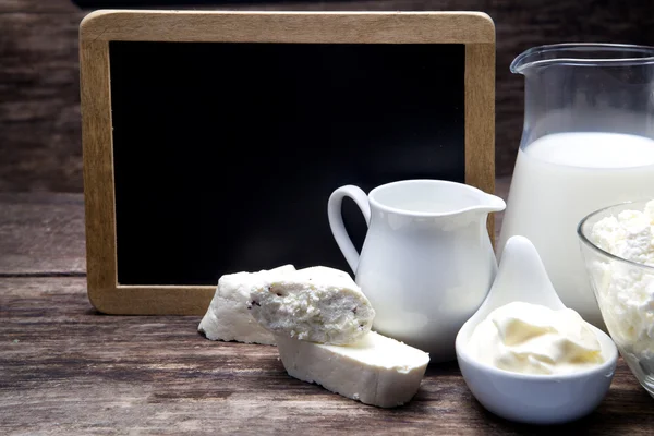 Queijo de leite e camembert com quadro-negro — Fotografia de Stock