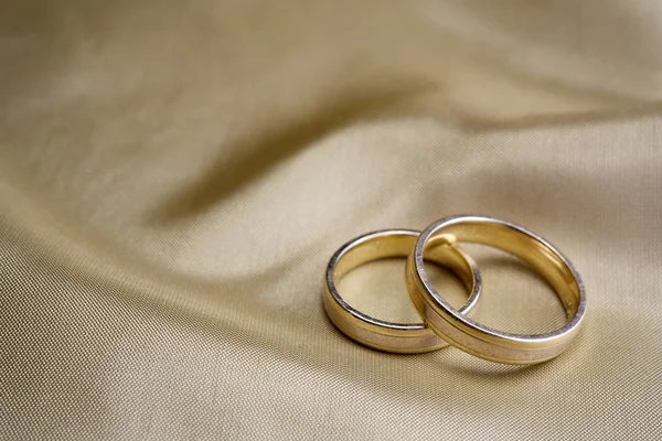 골든 실크에 결혼 반지 — 스톡 사진