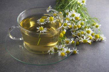 çiçekli papatya çayı fincan