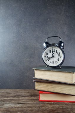 Kitaplar ve çalar saatle okula geri dön.