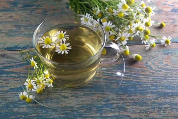 Çiçekli papatya çayı fincan — Stok fotoğraf